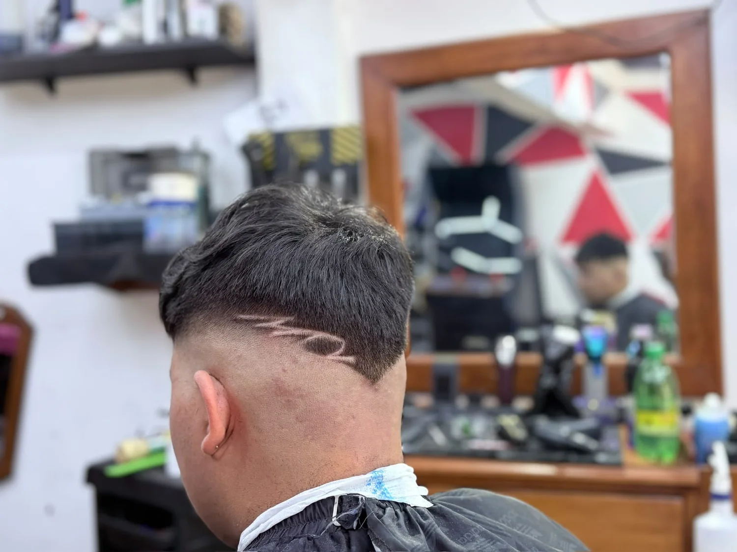 Corte con diseño de líneas