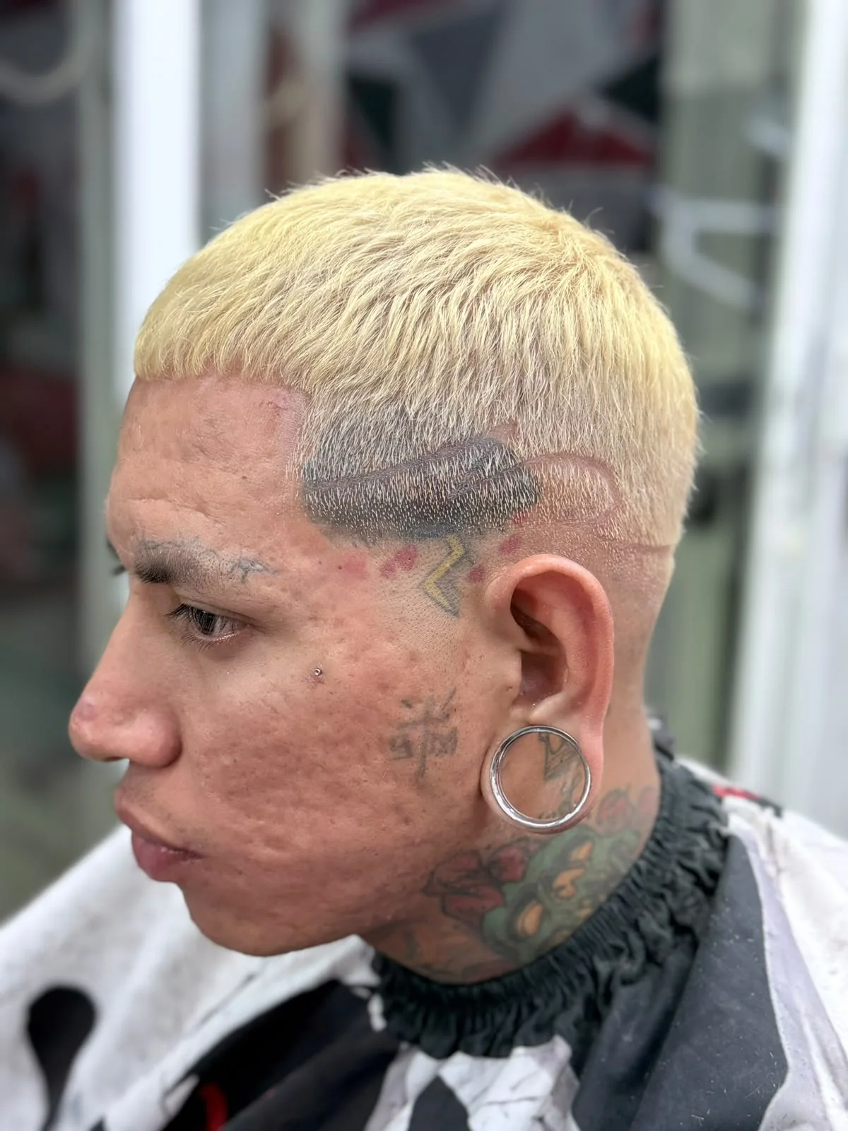 Corte de cabello rubio con diseño